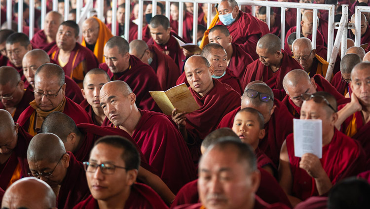 テキストを目で追う8千人を超す僧侶と尼僧たち。2018年12月25日、インド、ビハール州ブッダガヤ（撮影：ロブサン・ツェリン / 法王庁）