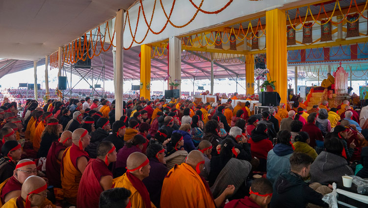 ダライ・ラマ法王によるヤマーンタカ独尊の灌頂の儀式において、儀式用の赤い目隠しを付けた1万5千人余りの受者たち。2018年12月26日、インド、ビハール州ブッダガヤ（撮影：ロブサン・ツェリン / 法王庁）