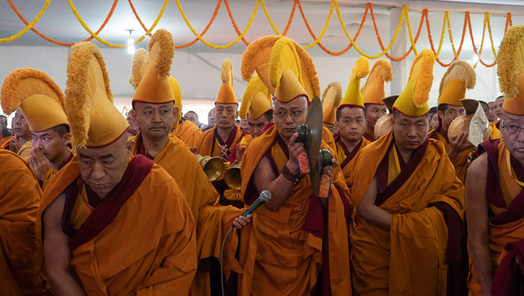 ダライ・ラマ法王がカーラチャクラ・グラウンドに到着されたことを告げるため、伝統楽器を鳴らすナムギャル僧院の僧侶たち。2018年12月31日、インド、ビハール州ブッダガヤ（撮影：ロブサン・ツェリン / 法王庁）