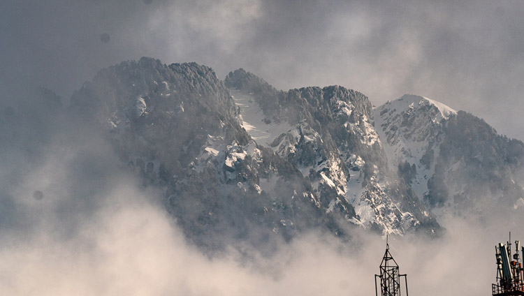 新雪が積もった神変大祈願祭の朝、ダラムサラから臨むダウラダール山脈の眺望。2019年2月19日、インド、ヒマーチャル・プラデーシュ州　ダラムサラ（撮影：テンジン・チュンジョル / 法王庁）