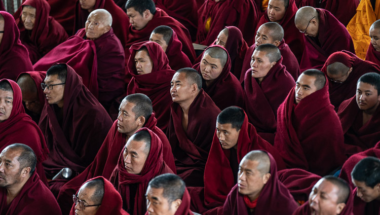 ダライ・ラマ法王の法話会に参加した数千人の僧侶たち。2019年2月19日、インド、ヒマーチャル・プラデーシュ州　ダラムサラ（撮影：テンジン・チュンジョル / 法王庁）