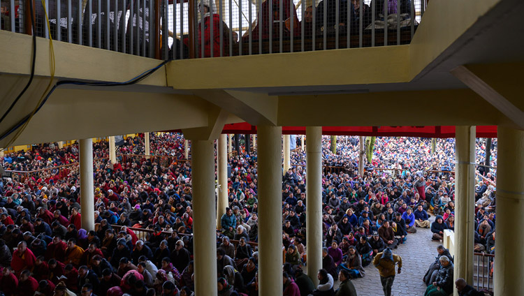 ツクラカンの中庭に座り、ダライ・ラマ法王の説法に耳を傾ける大勢の聴衆。2019年2月19日、インド、ヒマーチャル・プラデーシュ州ダラムサラ（撮影：テンジン・チュンジョル / 法王庁）
