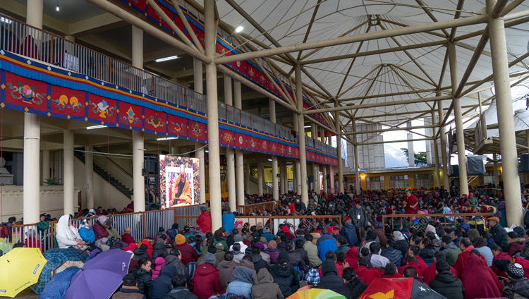 ツクラカンの中庭に設置された大型スクリーンを見ながらダライ・ラマ法王の法話を聞く聴衆。2019年2月21日、インド、ヒマーチャル・プラデーシュ州ダラムサラ（撮影：テンジン・チュンジョル / 法王庁）