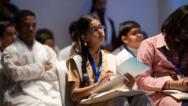 ニューデリーでの会見で、ダライ・ラマ法王のお話に耳を傾ける南アジア地域協力連合加盟国の児童たち。2019年4月4日、インド、ニューデリー（撮影：テンジン・チュンジョル / 法王庁）