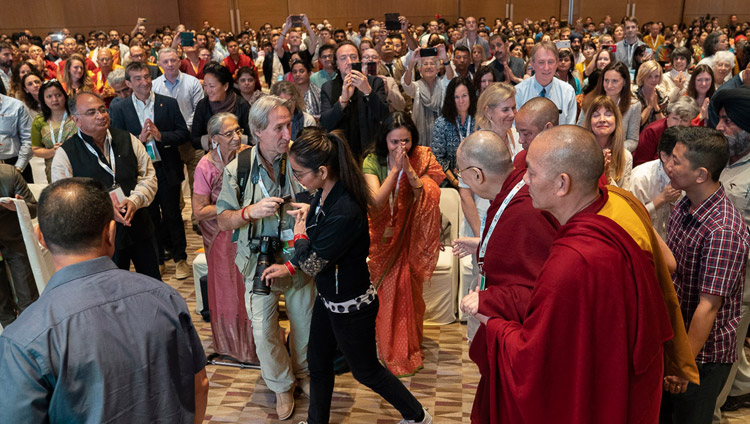 「社会性と情動と倫理の学習プログラム」を世界的に導入するための記念式典の会場に到着されたダライ・ラマ法王。2019年4月5日、インド、ニューデリー（撮影：テンジン・チュンジョル / 法王庁）