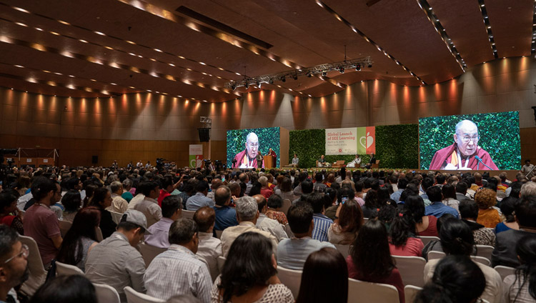 「社会性と情動と倫理の学プログラム」を導入するための記念式典で、ダライ・ラマ法王が基調演説を行われた壇上の情景。2019年4月5日、インド、ニューデリー（撮影：テンジン・チュンジョル / 法王庁）
