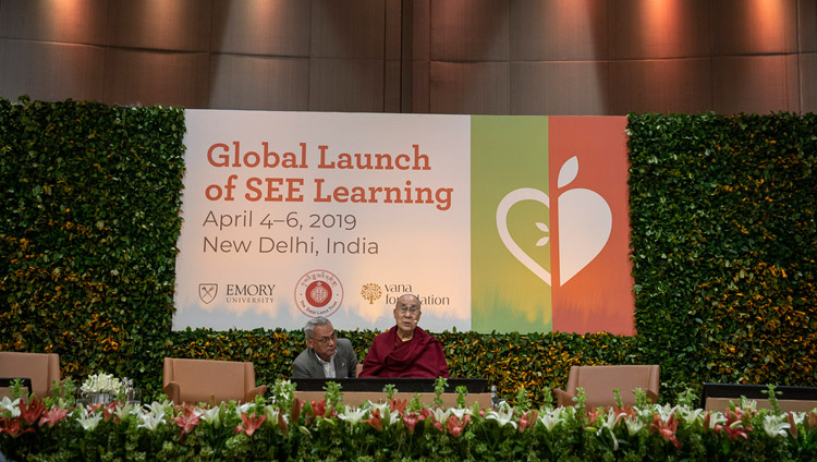「社会性と情動と倫理の学習プログラム」を世界的に導入するための記念式典において、基調演説を行われるダライ・ラマ法王。2019年4月6日、インド、ニューデリー（撮影：テンジン・チュンジョル / 法王庁）