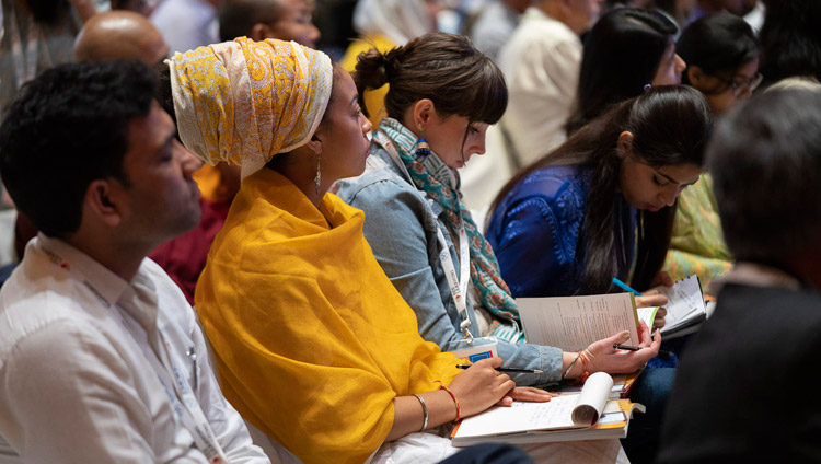 ダライ・ラマ法王のお話に耳を傾ける参加者たち。2019年4月6日、インド、ニューデリー（撮影：テンジン・チュンジョル / 法王庁）