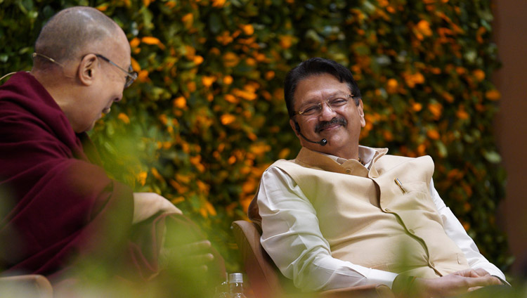 ステージ上で、パネリストのアジャイ・ピラマル氏と談笑されるダライ・ラマ法王。2019年4月6日、インド、ニューデリー（撮影：テンジン・チュンジョル / 法王庁）