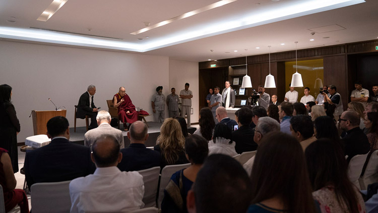 若い世界のリーダーたちとの会議でお話をされるダライ・ラマ法王。2019年4月7日、インド、ニューデリー（撮影：テンジン・チュンジョル / 法王庁）