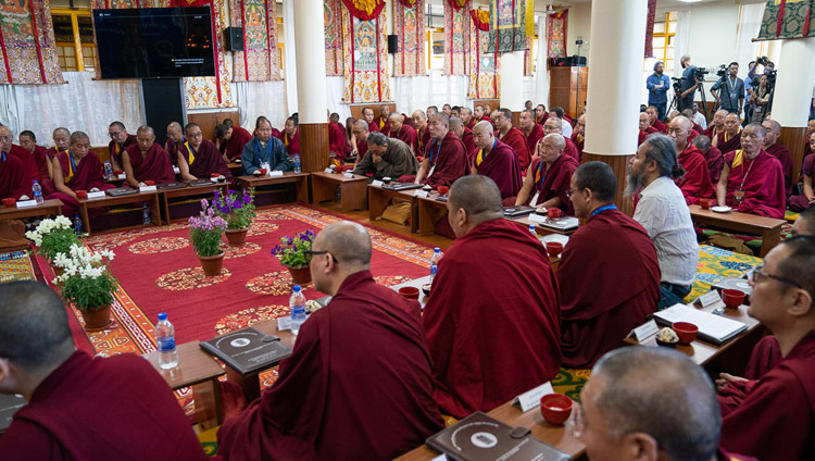 第1回カーラチャクラ学僧会議において、ダライ・ラマ法王のお言葉に耳を傾ける参加者たち。2019年5月5日、インド、ヒマーチャル・プラデーシュ州ダラムサラ（撮影：テンジン・チュンジョル / 法王庁）