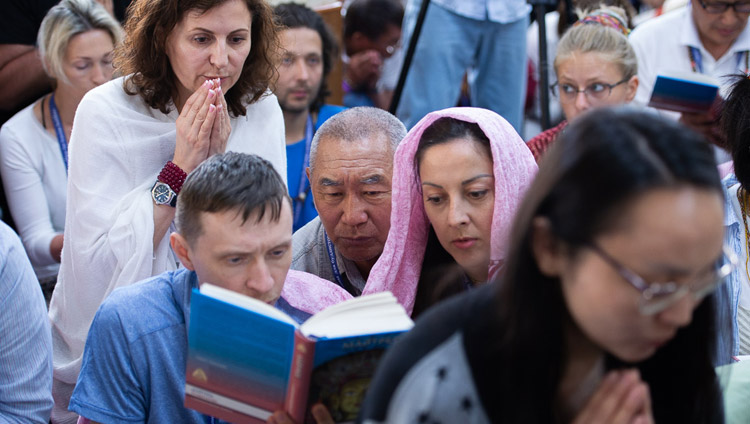 ロシア人仏教徒のリクエストで行われた法話会の最終日に、祈願文を読誦する聴衆。2019年5月12日、インド、ヒマーチャル・プラデーシュ州ダラムサラ（撮影：ロブサン・ツェリン / 法王庁）