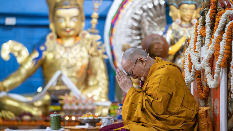 菩提心生起の儀式を執り行われるダライ・ラマ法王。2019年5月12日、インド、ヒマーチャル・プラデーシュ州ダラムサラ（撮影：ロブサン・ツェリン / 法王庁）