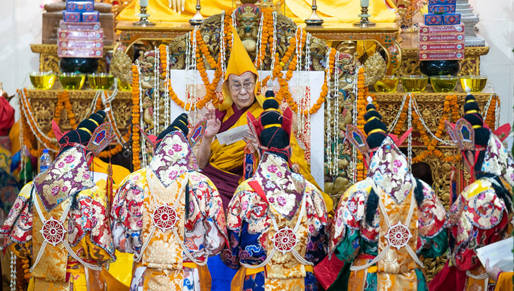 ダライ・ラマ法王に捧げる長寿祈願法要で、ダーキニーの儀式を執り行うナムギャル僧院の僧侶たち。2019年5月17日、インド、ヒマーチャル・プラデーシュ州ダラムサラ（撮影：テンジン・チュンジョル / 法王庁）