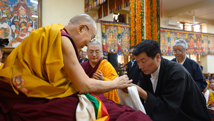 長寿祈願法要の中で、法王にカタを捧げる中央チベット政権のロブサン・センゲ主席大臣。2019年5月17日、インド、ヒマーチャル・プラデーシュ州ダラムサラ（撮影：テンジン・チュンジョル / 法王庁）