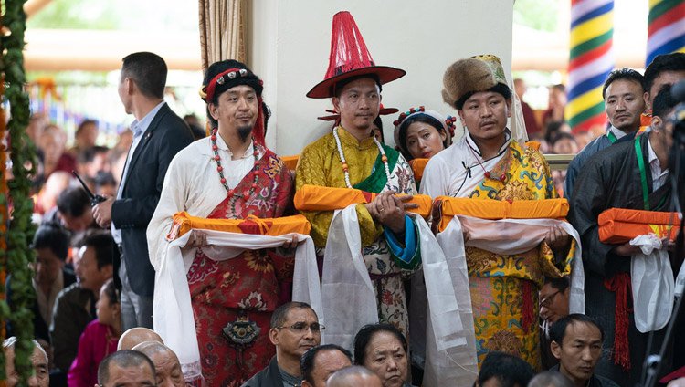 チベット三域（ウツァン、カム、アムド）の伝統的な衣装を纏って、ダライ・ラマ法王に捧げる供物を手にしたチベット人たち。2019年5月17日、インド、ヒマーチャル・プラデーシュ州ダラムサラ（撮影：テンジン・チュンジョル / 法王庁）