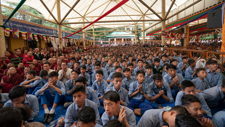 ツクラカンの中庭に座り、ダライ・ラマ法王の長寿祈願法要の次第を見守る若いチベット人の学生たち。2019年5月17日、インド、ヒマーチャル・プラデーシュ州ダラムサラ（撮影：テンジン・チュンジョル / 法王庁）