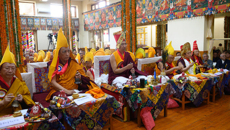 法王の長寿祈願法要で、ツクラカンの最前列に並ぶチベット仏教各宗派の座主たち。2019年5月17日、インド、ヒマーチャル・プラデーシュ州ダラムサラ（撮影：テンジン・チュンジョル / 法王庁）