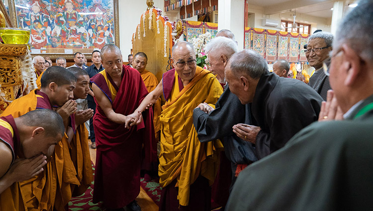 ツクラカン本堂内に入られ、中央チベット政権の元官僚たちに挨拶をされるダライ・ラマ法王。2019年7月5日、インド、ヒマーチャル・プラデーシュ州ダラムサラ（撮影：テンジン・チュンジョル / 法王庁）