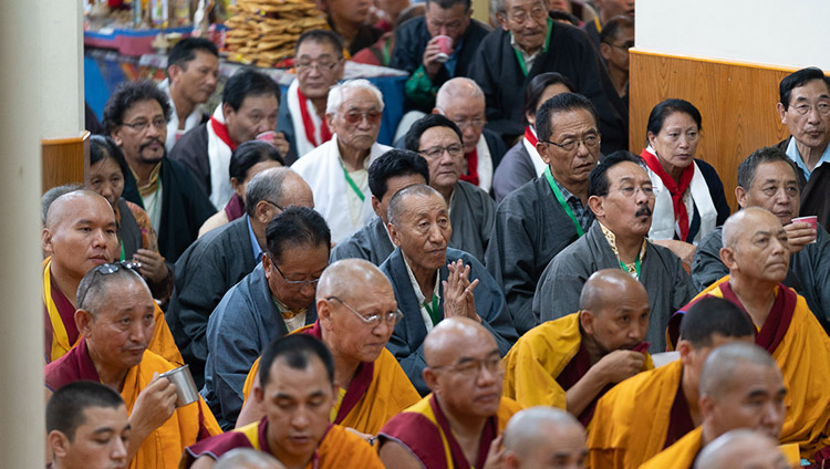 法王の長寿祈願法要で、法王のお話に耳を傾ける中央チベット政権の元職員たち。2019年7月5日、インド、ヒマーチャル・プラデーシュ州ダラムサラ（撮影：テンジン・チュンジョル / 法王庁）