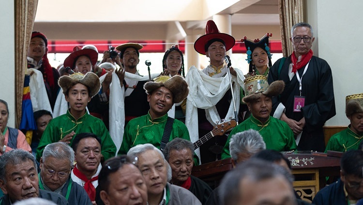 長寿祈願法要の最後に、称賛と感謝の歌を捧げるチベット舞台芸術団のアーティストたち。2019年7月5日、インド、ヒマーチャル・プラデーシュ州ダラムサラ（撮影：テンジン・チュンジョル / 法王庁）
