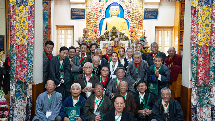 長寿祈願法要の最後に、中央チベット政権の元職員たちとの記念撮影に臨まれるダライ・ラマ法王。2019年7月5日、インド、ヒマーチャル・プラデーシュ州ダラムサラ（撮影：テンジン・チュンジョル / 法王庁）