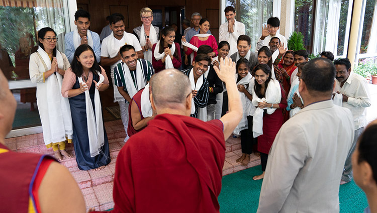 法王公邸で行われたトンレン慈善基金の代表、職員、学生たちとの会見を終えられ、別れ際に手を振られるダライ・ラマ法王。2019年7月7日、インド、ヒマーチャル・プラデーシュ州ダラムサラ（撮影：テンジン・チュンジョル / 法王庁）