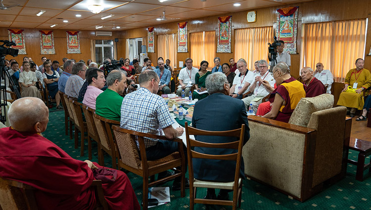 「第3ミレニアムの人間教育」についての会議の出席者たちと会談されるダライ・ラマ法王。2019年7月8日、インド、ヒマーチャル・プラデーシュ州ダラムサラ（撮影：テンジン・チュンジョル / 法王庁）