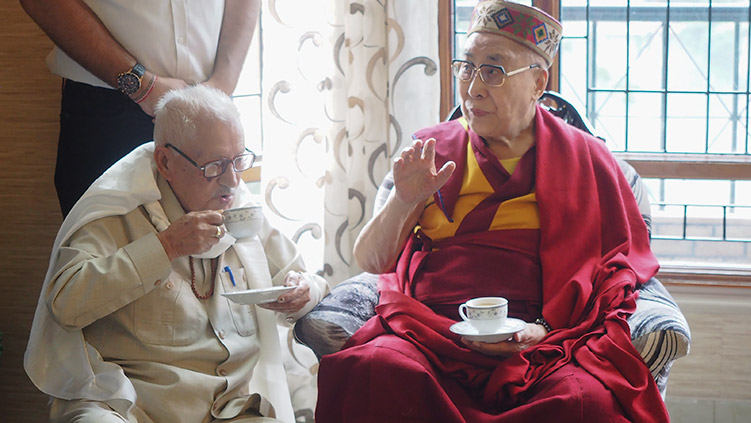 マナリに向かわれる途中、マンディの古い友人の自宅に招かれお茶を共にされるダライ・ラマ法王。2019年8月10日、インド、ヒマーチャル・プラデーシュ州マンディ（撮影：ジェレミー・ラッセル / 法王庁）