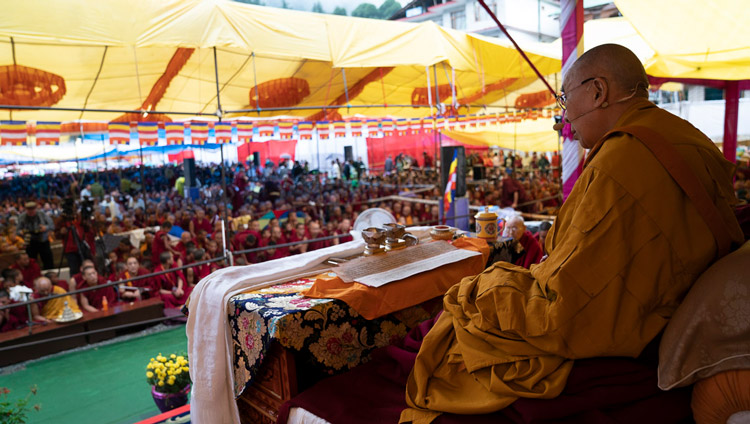大悲世自在観音の灌頂伝授会において聴衆に話しかけられるダライ・ラマ法王。2019年8月17日、インド、ヒマーチャル・プラデーシュ州マナリ（撮影：テンジン・チュンジョル / 法王庁）