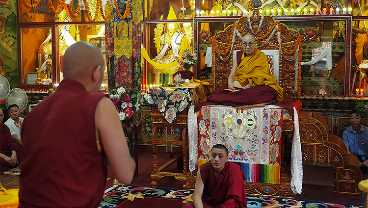 オン・ンガリ僧院で、法王の前で仏教哲学の問答を披露する僧侶たち。2019年8月23日、インド、ヒマーチャル・プラデーシュ州マナリ（撮影：ジェレミー・ラッセル / 法王庁）