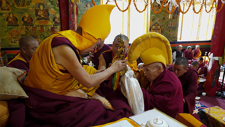 法王のご長寿を祈願する法要において、法王に伝統的な供物を捧げるロブサン・サムテン僧院長。2019年8月23日、インド、ヒマーチャル・プラデーシュ州マナリ（撮影：テンジン・ジャンペル）