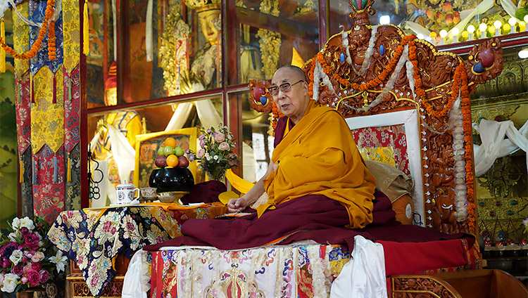 オン・ンガリ僧院で僧侶たちに説法をされるダライ・ラマ法王。2019年8月23日、インド、ヒマーチャル・プラデーシュ州マナリ（撮影：テンジン・ジャンペル）