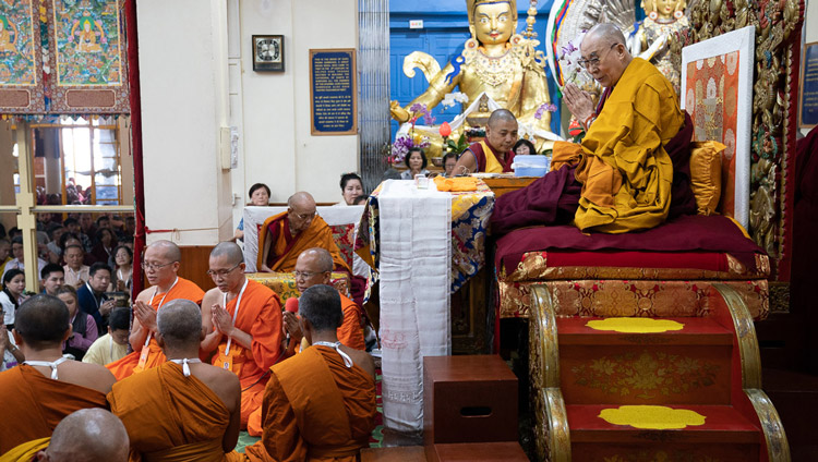 法話会初日の冒頭で、仏陀への帰敬偈をパーリ語で唱えるタイの僧侶たち。2019年9月4日、インド、ヒマーチャル・プラデーシュ州ダラムサラ（撮影：テンジン・チュンジョル / 法王庁）