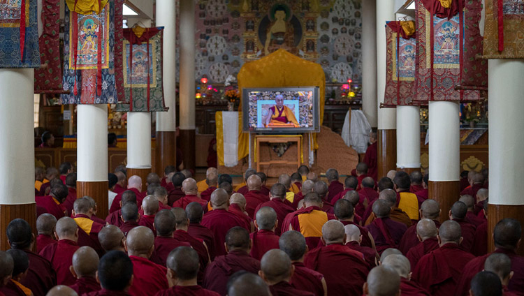 カーラチャクラ堂の中に座り、ダライ・ラマ法王のお姿を大型モニターで拝見する尼僧たち。2019年9月5日、インド、ヒマーチャル・プラデーシュ州ダラムサラ（撮影：マッテオ・パッシガート）