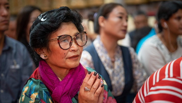 ツクラカンで開催された法話会最終日に、ダライ・ラマ法王のお話に耳を傾ける聴衆。2019年9月6日、インド、ヒマーチャル・プラデーシュ州ダラムサラ（撮影：マッテオ・パッシガート）