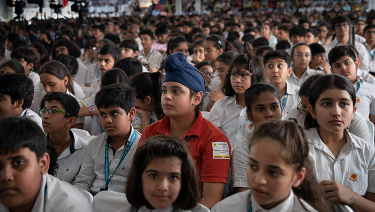 ダライ・ラマ法王のお話に耳を傾ける84の学校から集まった2,400人の学生たち。2019年9月20日、インド、ニューデリー（撮影：テンジン・チュンジョル / 法王庁）