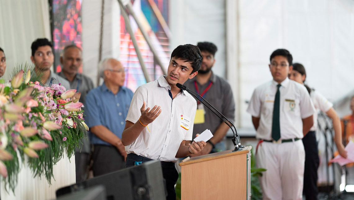 ダライ・ラマ法王に質問をする学生。2019年9月20日、インド、ニューデリー（撮影：テンジン・チュンジョル / 法王庁）