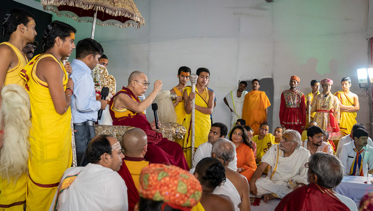 シュリ・ウダシン・カルシニ・アシュラムの集会でスピーチをされるダライ・ラマ法王。2019年9月22日、インド、ウッタル・プラデーシュ州マトゥラー（撮影：テンジン・チュンジョル / 法王庁）