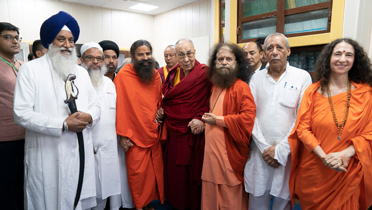 ダライ・ラマ法王と、ヒンドゥー教やイスラム教、シーク教、ジャイナ教、キリスト教の宗教指導者たち。2019年9月25日、インド、ニューデリー（写真：テンジン・チュンジョル / 法王庁）