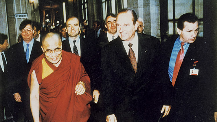 1998年、フランスを訪問中のダライ・ラマ法王とジャック・シラク大統領。1998年12月8日、フランス、パリ