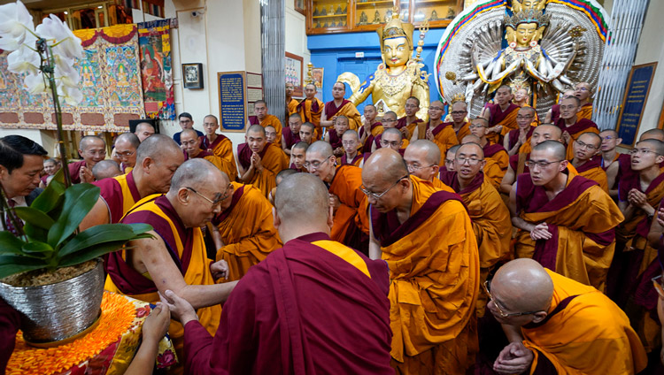 ツクラカンで行われた法話会２日目、台湾から来訪した僧侶たちに挨拶されるダライ・ラマ法王。2019年10月4日、インド、ヒマーチャル・プラデーシュ州ダラムサラ（撮影：テンジン・ジャンペル / 法王庁）