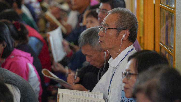 ダライ・ラマ法王のお話に聞き入る台湾からの参加者たち。今回の法話会には台湾から1,100人以上が参加した。2019年10月4日、インド、ヒマーチャル・プラデーシュ州ダラムサラ（撮影：テンジン・ジャンペル / 法王庁）