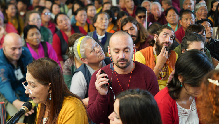ツクラカンで開催された法話会の最終日、ダライ・ラマ法王の法話の通訳に耳を傾ける61カ国から来た参加者たち。2019年10月5日、インド、ヒマーチャル・プラデーシュ州ダラムサラ（撮影：テンジン・ジャンペル / 法王庁）