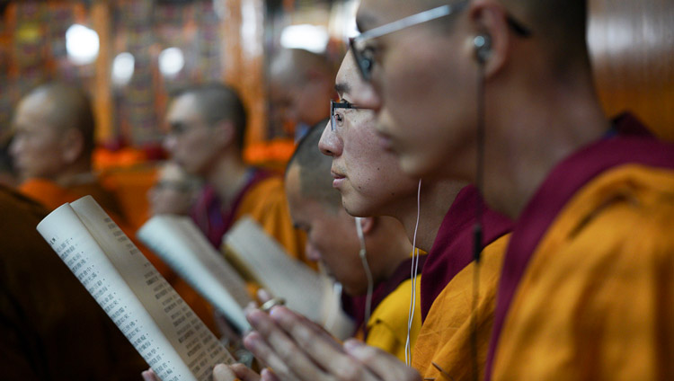 ツクラカンで台湾グループのリクエストにより開催された法話会の最終日、テキストを目で追う台湾の僧侶たち。2019年10月5日、インド、ヒマーチャル・プラデーシュ州ダラムサラ（撮影：テンジン・ジャンペル / 法王庁）