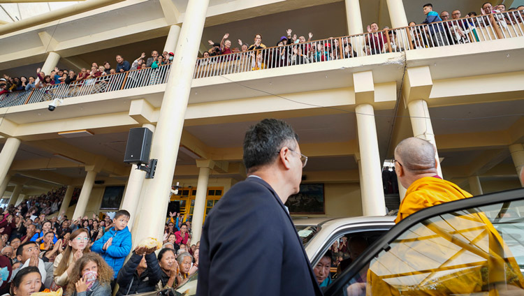ツクラカンで行われた最終日の法話会が終了し、公邸へ向かわれる際、人びとに手を振って挨拶をされるダライ・ラマ法王。2019年10月5日、インド、ヒマーチャル・プラデーシュ州ダラムサラ（撮影：テンジン・ジャンペル / 法王庁）