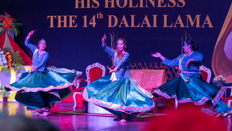 チトカラ大学の第11回グローバル週間開会式典のオープニングで、古典舞踊を披露するインドの若い女性たち。2019年10月14日（撮影：テンジン・チュンジョル / 法王庁）