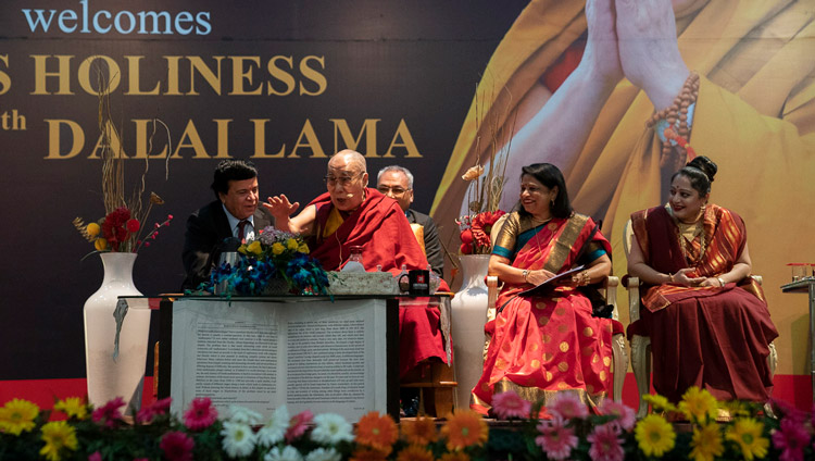チトカラ大学の第11回グローバル週間開会式典において、お話をされるダライ・ラマ法王。2019年10月14日（撮影：テンジン・チュンジョル / 法王庁）