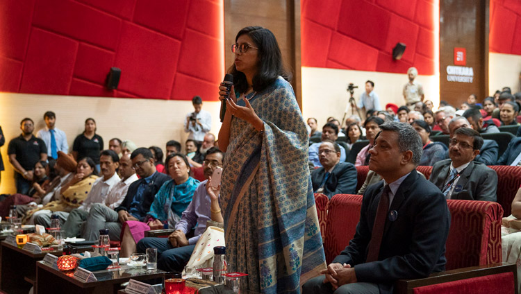 質疑応答セッションにおいて、ダライ・ラマ法王に質問をする聴衆。2019年10月14日（撮影：テンジン・チュンジョル / 法王庁）