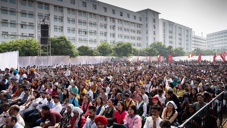ダライ・ラマ法王のお話に耳を傾ける4,000人以上の学生たち。2019年10月15日、インド、チャンディーガル（撮影：テンジン・チュンジョル / 法王庁）